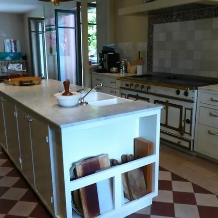 Elegante Maison De Maitre Avec Piscine Et Parc A Vila